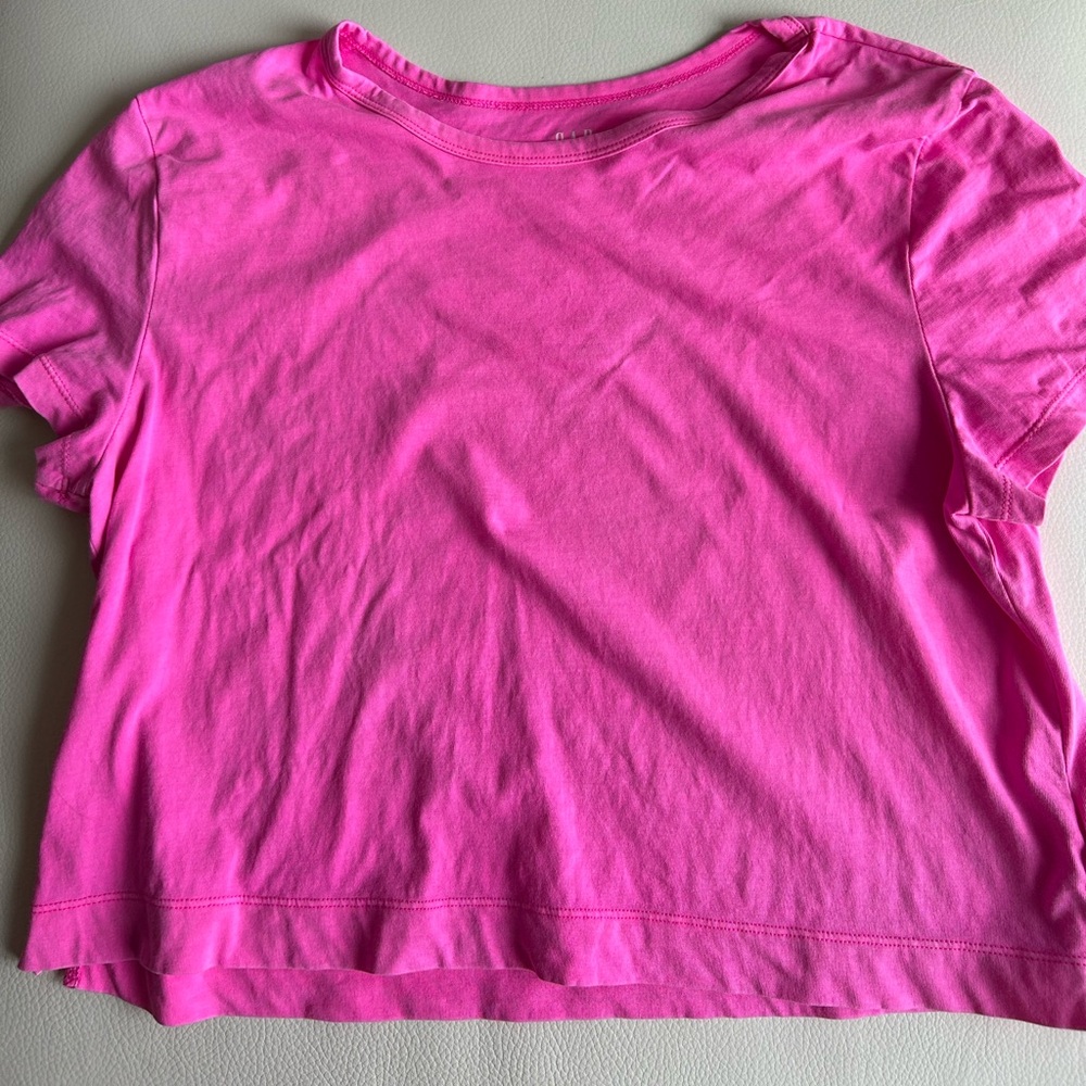 Large GAP Women's Bright Pink Short Sleeve cropped   Tee